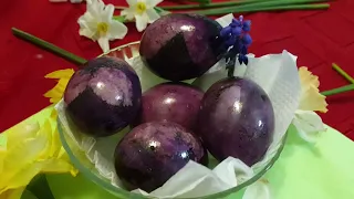 Dyeing eggs with hibiscus tea - healthy dyeing