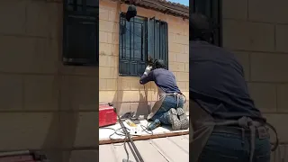 instalando reja de protección a la ventana