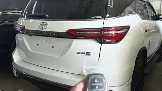 Cara membuka pintu belakang Fortuner 2.8 GR SPORT menggunakan remot.