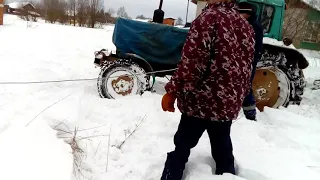 мтз-82 в снегу с дровами