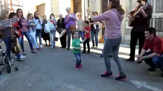 Niño de 3 años bailando en Navalcán
