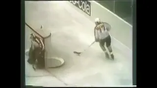 1977 - WC - Canada's Ralph Klassen Forechecking against USSR / Game 1, 1st period