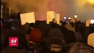 У Києві протестувальники закидали ОПУ димовими шашками