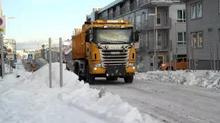 Cleaning up and removing ice from Storgata St.