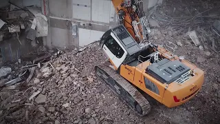 Liebherr - The R 940 Demolition in action