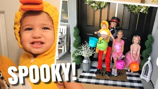 They Choose Their Own HALLOWEEN COSTUMES for HALLOWEEN PARTY! / Visiting a SPOOKY HALLOWEEN HOUSE!