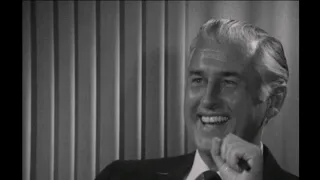 STEWART GRANGER bei der Premiere von "Unter Geiern" im Münchner Mathäser Filmpalast 1964- Interview