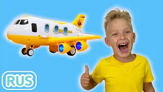 Лев играет в свои любимые игрушки. Веселое детское видео про самолетик. LEV family SHOW RUS