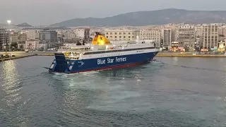 άφιξη του F/B Blue Star Paros στο λιμάνι του Πειραιά και υπέροχη μανούβρα