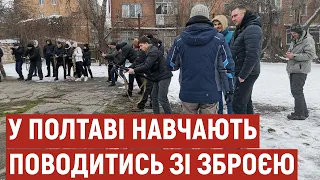 «Краще бути готовими»: у Полтаві навчають поводитися зі зброєю