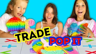 TRADEO de POP IT! Hacemos el Intercambio de FIDGET TOYS!! | Yippee Family