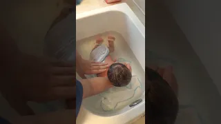 Lưu ý khi tắm cho bé sơ sinh