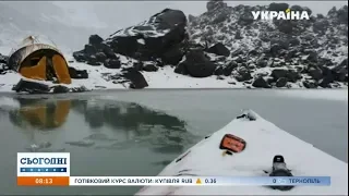 Українець проплив на каяку замерзлим озером на схилі чилійського вулкана