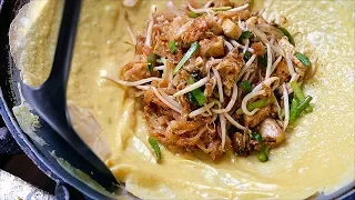 Thai Food - GIANT PRAWN PAD THAI OMELETTE Aoywaan Bangkok Seafood Thailand