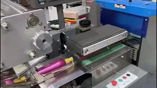 Automatic shampoo bottle shrink wrapping packing machine