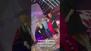 Natalia Oreiro y los investigadores en el evento de prensa de "¿Quién es La Máscara?" (2)