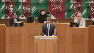 Ministerpräsident Hendrik Wüst spricht bei der Haushaltsdebatte im Landtag Nordrhein-Westfalen.