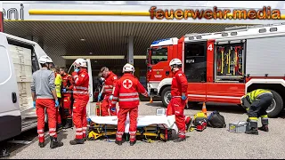 Menschenrettung nach schweren Verkehrsunfall auf einer Kremser Tankstelle