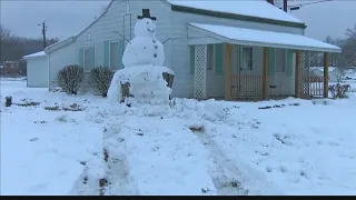 Driver tries to run over Kentucky snowman which had tree trunk has base