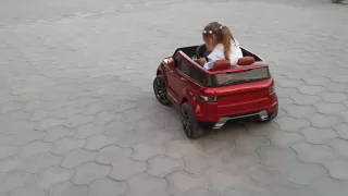 Соня катается на электромобиле красном Range Rover  Sonia rides on the electric Range Rover