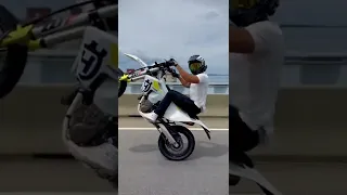 Husqvarna FE501 Supermoto wheelies Across dam 🤟🏽🏍