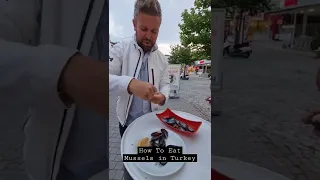 How To Eat Mussels in Turkey #shorts #seafood #CanHicyilmaz