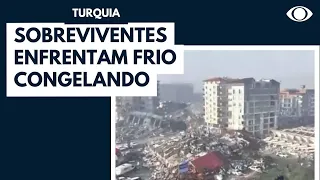 Sobreviventes do terremoto enfrentam frio congelante