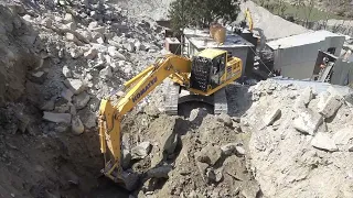 Komatsu PC210LC-10M0 in a crusher plant Feeding the screener.