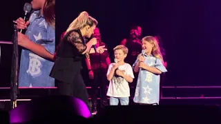 Kelly Clarkson w/ River Rose & Remy - Heartbeat Song (8/19/23)chemistry Las Vegas Bakkt @ PH