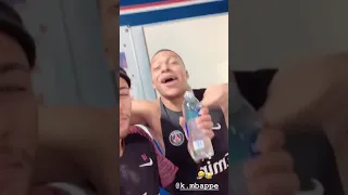 Neymar trolando Mbappé com garrafa de água