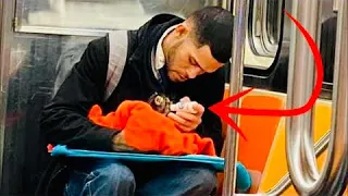 Девушка вошла в метро и заметила парня в вагоне: она не сдержала слёз, увидев, что он держит в руках
