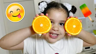 Amira aime bien les oranges 🍊 ￼VLOG avec Amira et maman