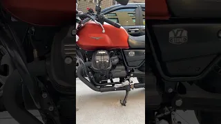 Moto Guzzi V7 oxide orange and black