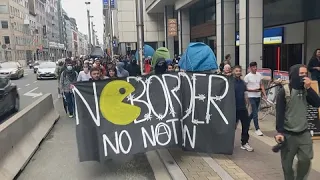 Männer auf der Straße: Protest gegen harten Asyl-Beschluss in Belgien