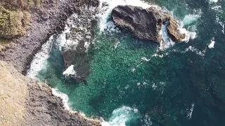 Морские волны разбиваются об скалистый берег