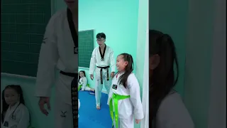 Lần đầu tiên chị em Su tham gia thi đấu đối Taekwondo và cái kết rớt luôn cái nết rồi Su ơi !