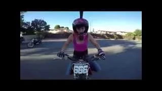 Девушка на мотоцикле делает тройное сальто вперёд