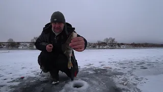 Первая рыбалка на Оке. Лёд есть, но как  на него попасть.