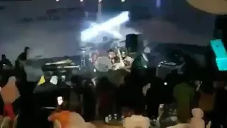 В Индонезии людей смыло цунами во время концерта