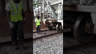 How  to change a knuckle on a rail car