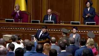 Посвідчення Президента України впало на підлогу після вручення. Ви вірите в знаки?