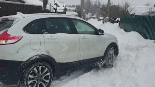 Lada X-Ray Cross по снегу в горку.