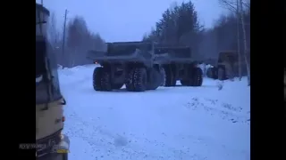 Грузовик Белаз занесло на зимней дороге