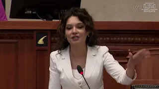 Aksion 2 orë brenda e jashtë Parlamentit. Noka: Fusni Berishën në grup! Bardhi: Dua debat me Ramën