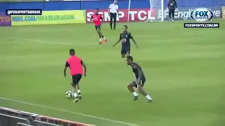 Neymar leva caneta de garoto da base em treino da seleção brasileira