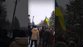 Новопсков, Луганская область. Мирные жители вышли на митинг против РФ.