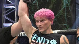Transgender MMA Fighter Defeats Female Opponent -  (Alana McLaughlin)