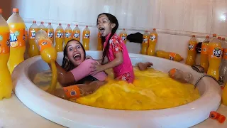 Nos bañamos en 1000 litros de Fanta