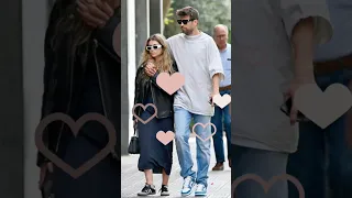 PIQUÉ Y Clara CHIA paseando muy ENAMORADOS POR BARCELONA