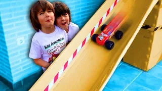 RAYO McQUEEN 🏎 prueba el TOBOGAN de CARTON de DANI y EVAN 😍